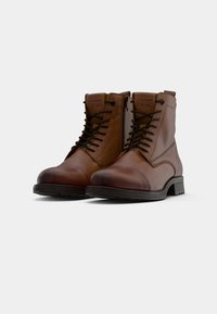 Jack & Jones JFWSHAUN BOOT - Botines con cordones - cognac