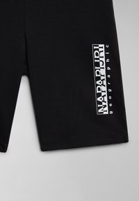 Černé kraťasy vyrobené z úpletu z bavlny s bílým potiskem loga na levé straně. Design je jednoduchý s hladkou texturou.