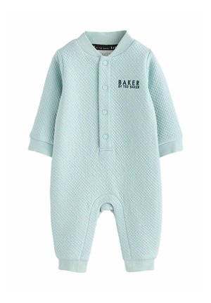 Lichtblauwe doorgestikte baby romper met lange mouwen, drukknopen aan de voorkant, omgeslagen mouwen en broekspijpen en tekst "Baker by Ted Baker" op de borst.