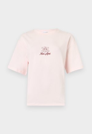 Ροζ ανοιχτό ροζ κοντομάνικο μπλουζάκι με μικρό γραφικό δύο αρκουδάκια και το κείμενο «Mon Ami» σε κόκκινο στο στήθος.