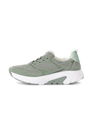 Groene sportieve schoen met mesh en suède materialen, voorzien van een witte dikke zool, textuuraccenten en verstelbare vetersluiting.