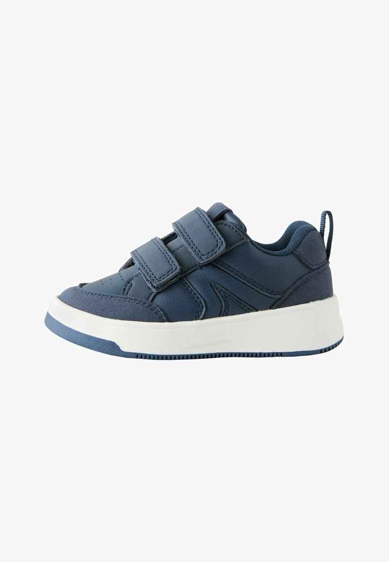 Baskets bleu marine pour enfant avec deux bandes velcro ajustables et une semelle blanche épaisse, vues de côté sur fond blanc.