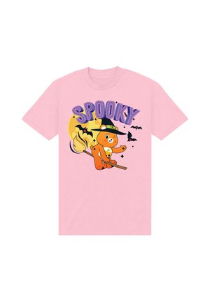 Roze T-shirt met een oranje cartoonbeer in een heksenhoed, die op een bezem rijdt met de tekst "SPOOKY", vleermuizen en een maansymbool.