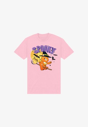 T-shirt rosa con un orsetto arancione in cappello da strega, che cavalca una scopa con la scritta "SPOOKY", pipistrelli e una grafica di una luna.
