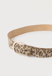 Vyö, jossa on leopardikuvio, valmistettu tekonahasta. Se on varustettu kultaisella pyöreällä soljella, siinä on sileä pinta ja ruskea perusväri mustilla yksityiskohdilla.