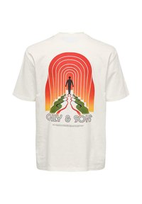 Camiseta blanca de algodón con un diseño gráfico colorido en la espalda, que presenta arcos rojos y una figura negra sobre un fondo degradado.