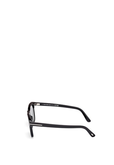 Svarta rektangulära solglasögon med tjocka plastbågar, med en silverdetalj vid skalmarna och klara linser. Tillverkade i Italien.