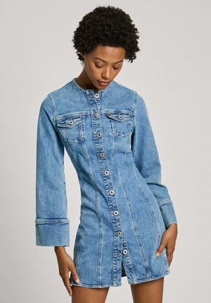 Denim shirt dress in light blue with long sleeves, button-front closure, two chest pockets, and a fitted silhouette, featuring stitched detailing.