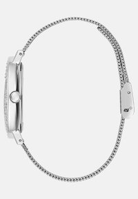 Reloj de pulsera plateado con caja redonda, esfera minimalista y brazalete de eslabones. Presenta una corona central y detalles decorativos en la caja.