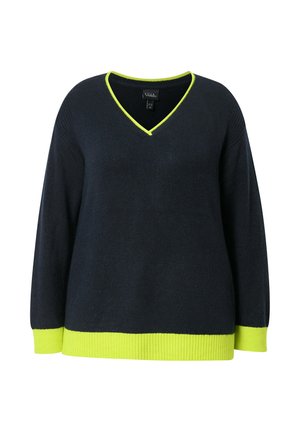 Ciemnoniebieski sweter z dekoltem w kształcie litery V, z prążkowanymi mankietami i dołem. Zawiera jasne akcenty w kolorze limonkowym przy dekolcie i na dolnym brzegu. Miękka tekstura.