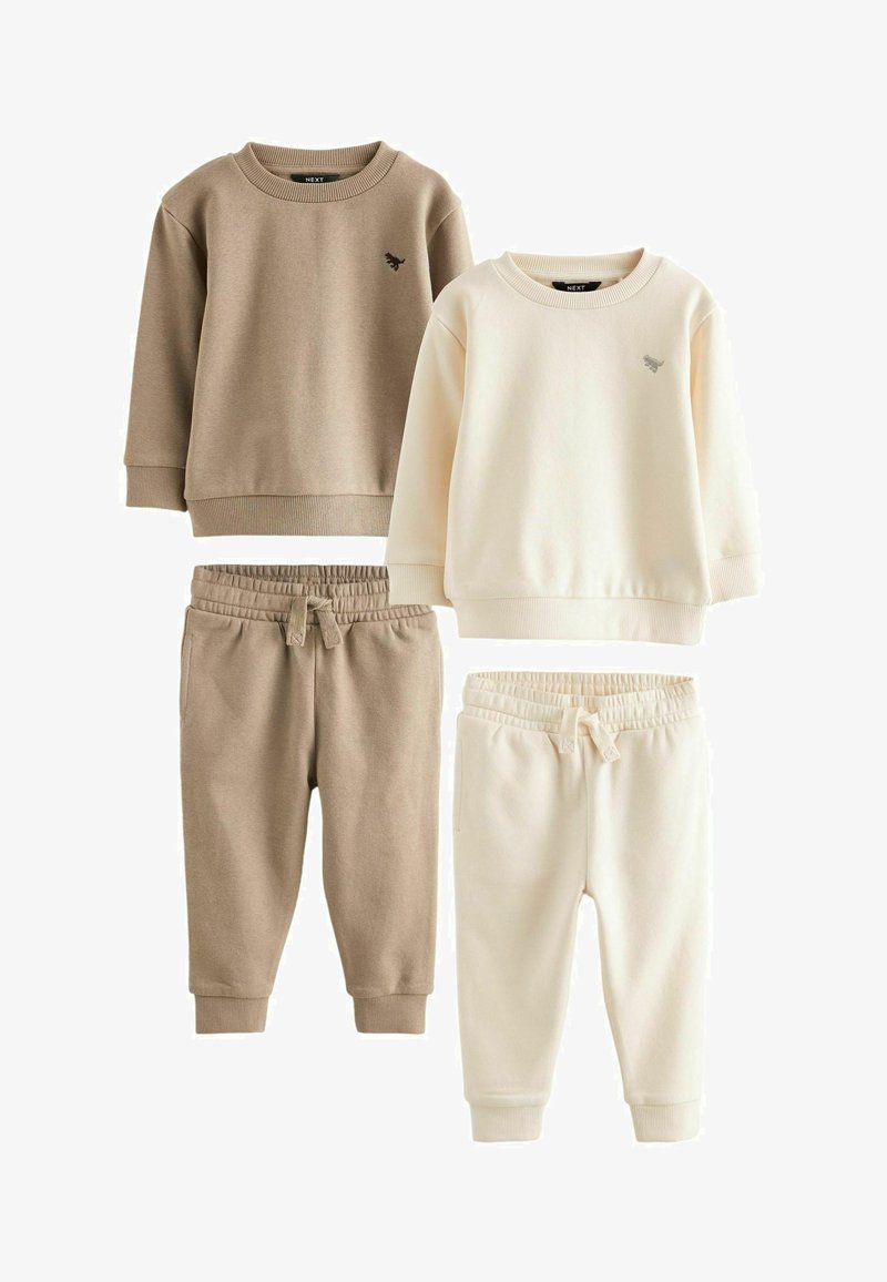 Kaksi sarjaa lasten hengailuasuja: yksi beige ja toinen kerma, joissa on pitkähihainen collegepaita ja elastisella vyötäröllä varustetut, cuffilla varustetut verkkarit.