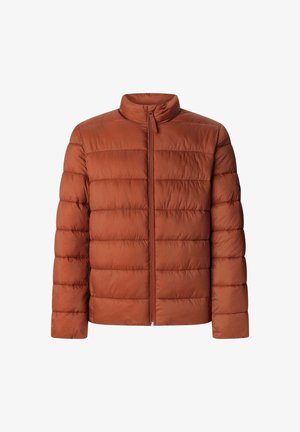 Hnědá péřová bunda s horizontálním prošíváním, vysokým límcem a zapínáním na zip. Má hladký, lesklý povrch a vyztužené části.