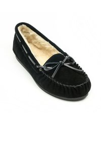Zwarte nubuck moccasins met een ronde neus, gevoerd met bont, en een lintaccent. Voorzien van een gevoerde zool en decoratieve stitching langs de rand.