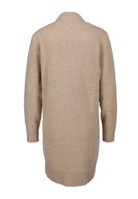 Beżowy sweter robiony na drutach z kołnierzem, długimi rękawami i ściągaczami. Miękka tekstura i wydłużony, luźny krój. Brak widocznych zapięć.