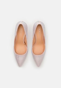 Ballerines à bout pointu en maille rose clair avec un design texturé. Modèle à enfiler avec une semelle intérieure douce couleur nude. Look lisse et minimaliste, sans matériel visible.