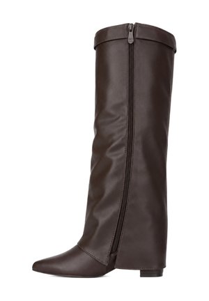 Bota de cuero marrón oscuro hasta la rodilla con cremallera lateral y tacón bajo, con punta afilada y acabado liso.