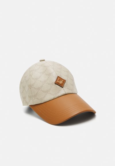 Casquette en toile beige avec un motif texturé, visière en cuir marron et une patch logo beige à l'avant.