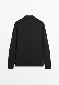 Schwarzes Langarm-Polohemd mit klassischem Kragen. Aus glattem Stoff gefertigt, mit lockerem Schnitt und gerippten Bündchen. Minimalistisches Design.