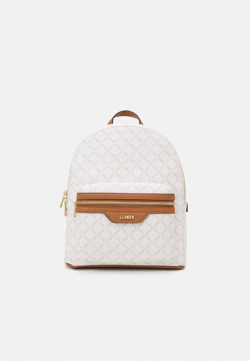 Sac à dos matelassé blanc avec une poche zippée en cuir synthétique marron, des accents en laiton doré, et un design en forme de haut arrondi.
