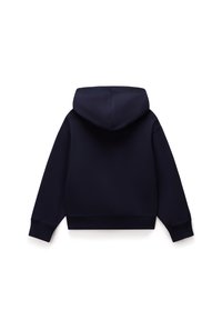 Felpa con cappuccio blu navy, tessuto morbido, polsini e orlo a coste, design delle spalle senza cuciture, senza loghi o motivi visibili. Solo vista posteriore.