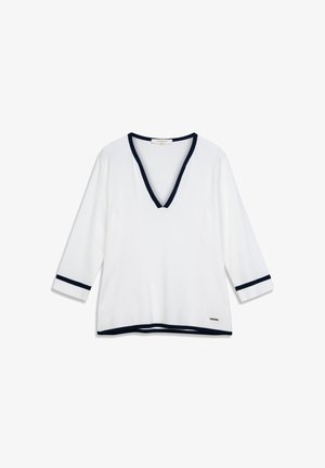Witte top met V-hals en driekwart mouwen, voorzien van marineblauwe afwerking bij de halslijn en mouwboorden, gemaakt van een zachte, gestructureerde stof.