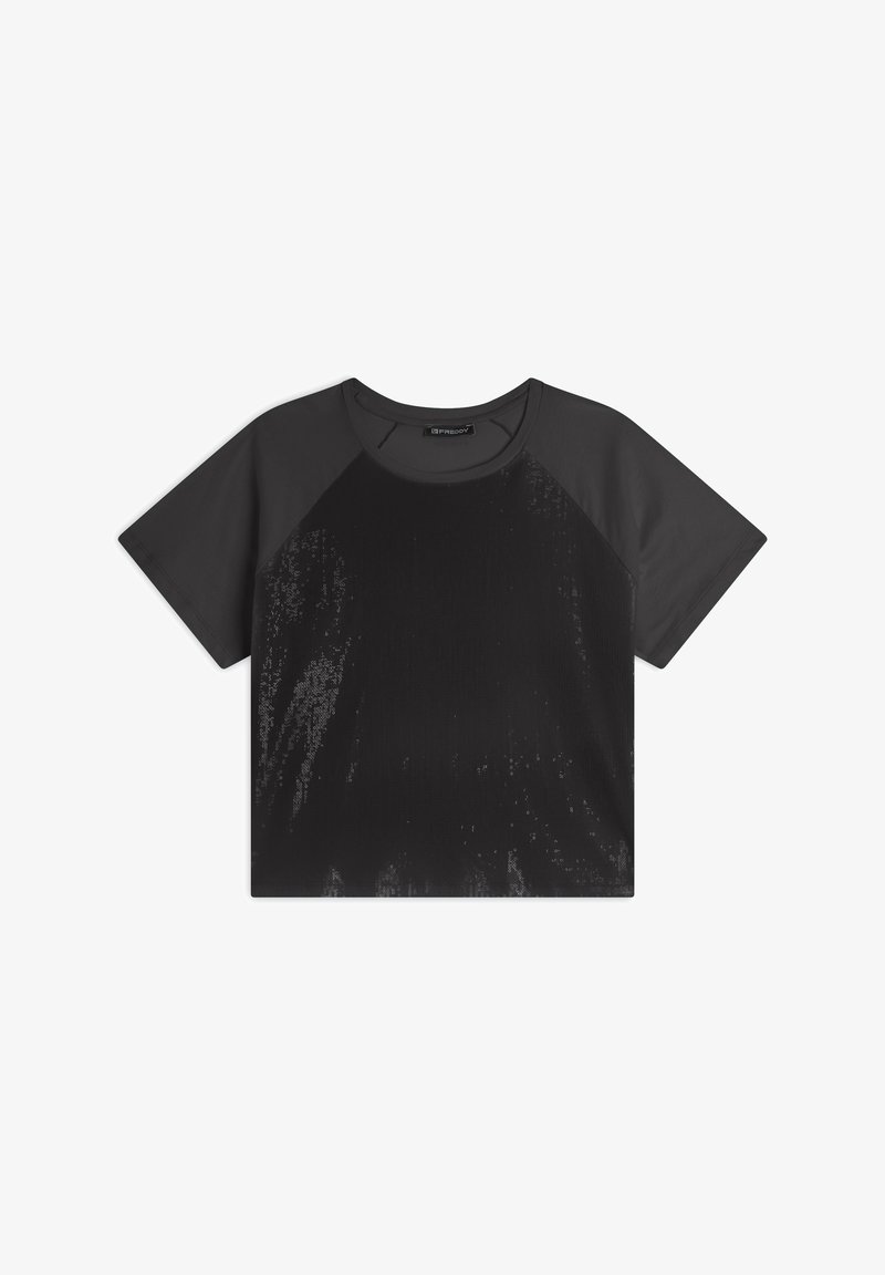 Camiseta de manga corta raglán negra con un tejido texturizado, que presenta mangas suaves y un diseño en degradado con un ligero brillo.