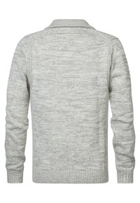 Maglione grigio a maglia con un pattern marmorizzato e testurizzato. Presenta un colletto alto, polsini a coste e una silhouette aderente in vita. Vista posteriore mostrata.