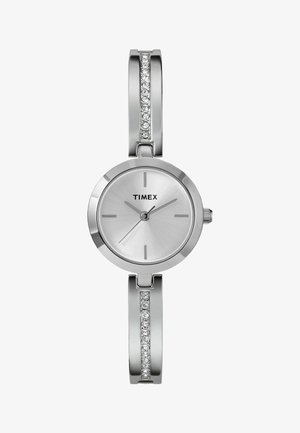 Orologio Timex argento con quadrante rotondo, texture in metallo spazzolato, semplici indicatori delle ore e bracciale con accenti di gemme trasparenti.