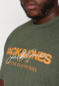 Jack & Jones JJALVIS TEE CREW NECK 3 PACK - Potiskana majica - kombu green/navy blazer/black