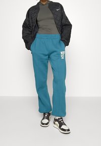 Nike Sportswear Träningsbyxor - mottled teal