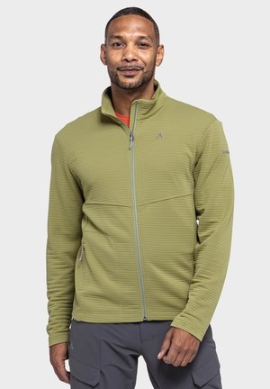 Grüner Hoodie aus strukturiertem Stoff mit hohem Kragen und seitlichen Taschen; getragen über einem orangefarbenen Shirt.