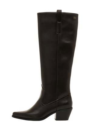 Bota de cuero marrón hasta la rodilla con punta afilada, tacón apilado y costuras decorativas. Cuenta con una lengüeta en la parte superior para facilitar su uso.