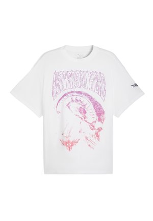 Hvid kortærmet t-shirt med en purpur- og pinkfarvet, falmet grafik af et vædderkranium og stiliseret tekst ovenfor samt et lille vingeremblem på ærmet.