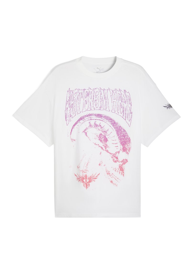 Hvid kortærmet t-shirt med en purpur- og pinkfarvet, falmet grafik af et vædderkranium og stiliseret tekst ovenfor samt et lille vingeremblem på ærmet.