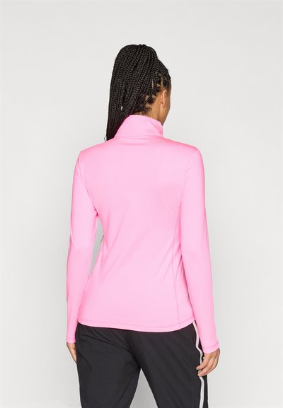 Μακρυμάνικo, ψηλoαυτός μπλούζα σε φωτεινό ροζ, φτιαγμένη από λεία, ελαστική ύφανση. Διαθέτει εφαρμοστή γραμμή και πλαϊνές ραφές για έναν προσαρμοσμένο λουκ.