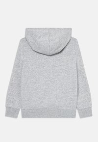 Grå hettegenser med et mykt, teksturert stoff. Har en stor hette og ribbede mansjetter. Designet er enkelt og uutspilt, med fokus på komfort.