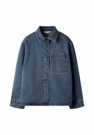 Veste en jean bleu foncé avec fermeture à boutons, col pointu, manches longues et une poche poitrine sur le côté gauche.