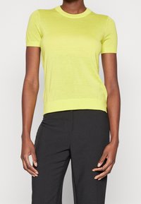 BOSS Jednoduché tričko - yellow