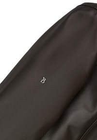 Czarna skórzana torba o gładkiej fakturze; posiada srebrne logo "B". Projekt jest elegancki, z minimalnymi akcentami i wyraźną formą.
