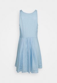 Světle modré bezramínkové šaty z lnu, s dobře padnoucím živůtkem, plisovanou sukní a kulatým výstřihem.