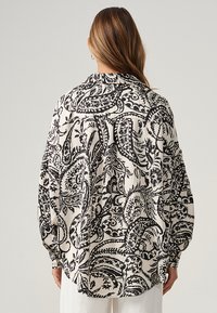 THE FATED VAL OVERSIZE  - Užsagstoma palaidinė - ivory paisley
