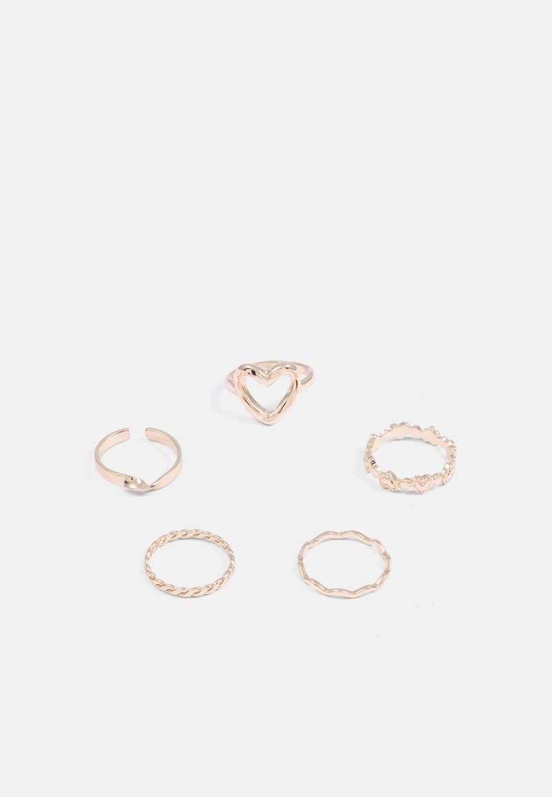 Conjunto de cinco anéis em ouro rosa com designs variados: uma forma de coração, banda torcida, borda escalope e acentos texturizados.