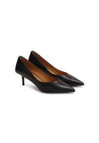 Čierne kožené vysoké podpätky s ostrou špičkou a nízkym stiletto podpätkom. Vo vnútri sa nachádza hladké hnedé podšívanie a minimalistický dizajn.