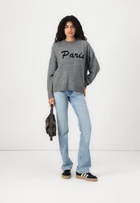 Vero Moda VMBOOM O NECK TEXT PULLOVER - Maglione - medium grey/black