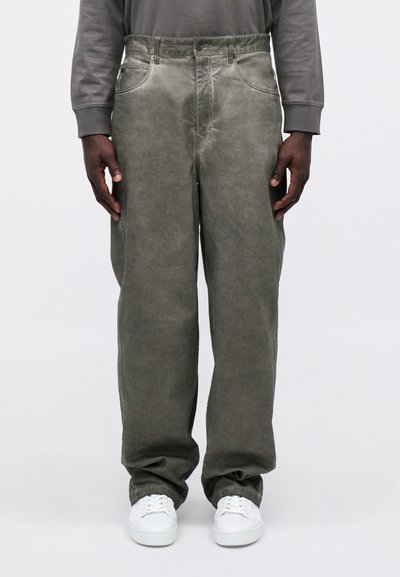 Hallid hallad püksid, mis on valmistatud pehmest, tekstureeritud kangast ja millel on kulunud viimistlus, esipockets ja mugav lõige. Kandmine koos valgete jooksujalatsitega.