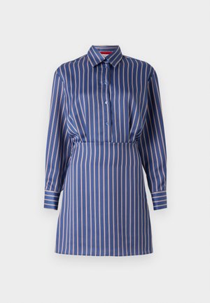 Gestreiftes Hemdkleid in Blau und Creme mit Kragen, Knopfleiste und langen Ärmeln, das eine taillierte Passform und eine glatte Textur aufweist.