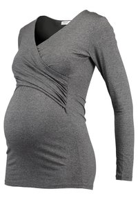 Graues, langärmeliges Umstandstop mit V-Ausschnitt, Raffung an der Vorderseite und weichem Stoff für Komfort.