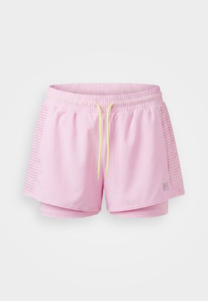 Lichtroze sportshort met elastische tailleband, gele trekkoord, gelaagd ontwerp en geperforeerde zijpanelen op een witte achtergrond.