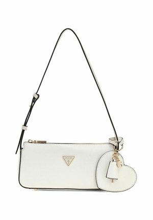 Biała prostokątna torebka z czarnym wykończeniem, złotym logo Guess, regulowanym paskiem oraz breloczkiem w kształcie serca z frędzlem i złotym zawieszkiem.