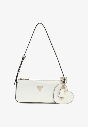 Sac à main rectangulaire blanc avec bordure noire, logo Guess doré, bandoulière réglable et porte-clés en forme de cœur avec pompon et breloque dorée.